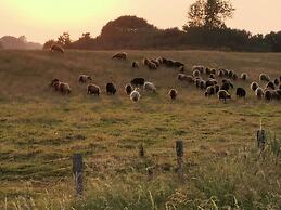 Inviting Apartment Near Lake