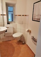 Inviting Apartment Near Lake