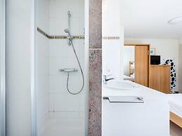 Hawthorn 3-1 Spacious Family Apartment