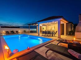 Villa Sabun Luxury Villa With Poo, Jacuzzi