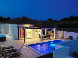 Villa Sabun Luxury Villa With Poo, Jacuzzi