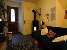 Beautiful Holiday Home With Fireplace
