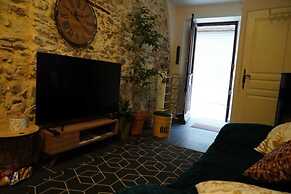 Beautiful Holiday Home With Fireplace