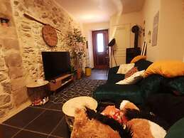 Beautiful Holiday Home With Fireplace
