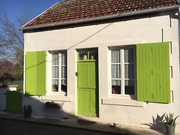 Cozy Holiday Home in Precy in a Charming Area