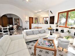 Belvilla by OYO Villa Alexa Sei