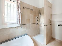 Beautiful Holiday Home With Swimming Pool