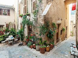 Beautiful Holiday Home With Swimming Pool