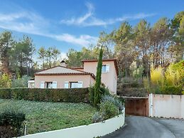 Beautiful Holiday Home With Swimming Pool