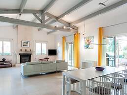 Beautiful Holiday Home With Swimming Pool