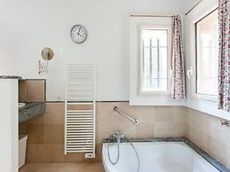 Beautiful Holiday Home With Swimming Pool