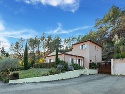 Beautiful Holiday Home With Swimming Pool