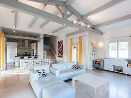 Beautiful Holiday Home With Swimming Pool