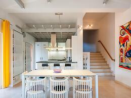 Beautiful Holiday Home With Swimming Pool