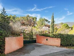 Beautiful Holiday Home With Swimming Pool