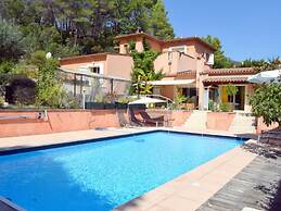 Beautiful Holiday Home With Swimming Pool