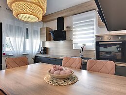 Modern Apartment With Terrace