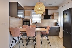 Modern Apartment With Terrace