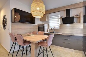 Modern Apartment With Terrace