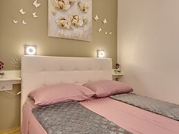 Modern Apartment With Terrace