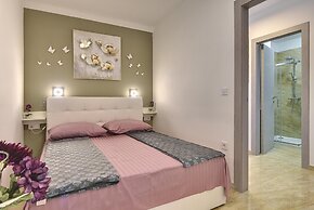 Modern Apartment With Terrace