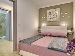 Modern Apartment With Terrace