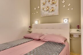 Modern Apartment With Terrace