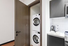 Aparment Just Step Away at Bayfront Park