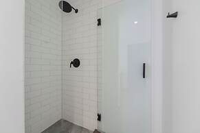 Aparment Just Step Away at Bayfront Park