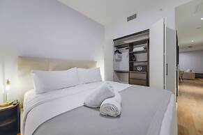 Aparment Just Step Away at Bayfront Park