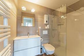 Apartment With Balcony and sea Views