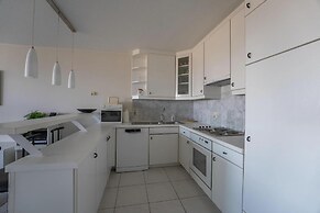 Apartment With Balcony and sea Views