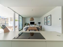 Nice Apartment With Private Garden, Pool