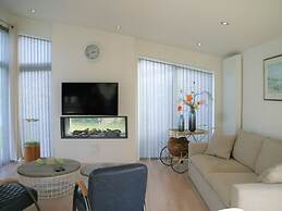 Beautiful Holiday Home With Decorative Fireplace