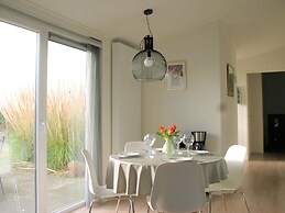 Beautiful Holiday Home With Decorative Fireplace