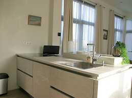 Beautiful Holiday Home With Decorative Fireplace