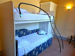 Spacious Apartment With Shared Pool