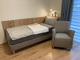 Amazing Holiday Home Near the Lake