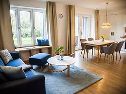 Large Haussee Modern Retreat