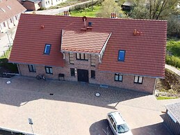 Large Haussee Modern Retreat