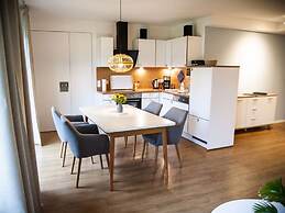 Large Haussee Modern Retreat