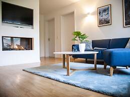 Large Haussee Modern Retreat