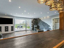 Wooden Holiday Home With a View of the Dike