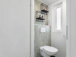 Beautiful Chalet With Spacious Jetty on the Water