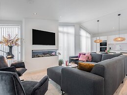 Beautiful Chalet With Spacious Jetty on the Water