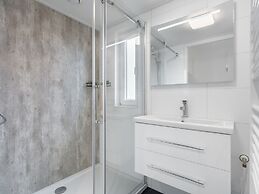 Beautiful Chalet With Spacious Jetty on the Water