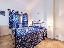 Small House a Stone's Throw From the sea