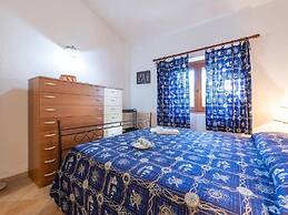 Small House a Stone's Throw From the sea