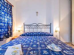 Small House a Stone's Throw From the sea