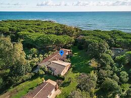 Small House a Stone's Throw From the sea